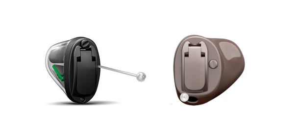 Zwei moderne, kleine In-Ear-Hörgeräte für diskrete Hörhilfe im Alltag.